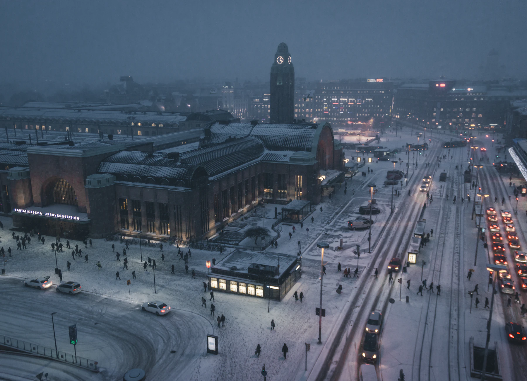 Talvinen näkymä Helsingin päärautatieasemalle ja keskustaan iltahämärässä